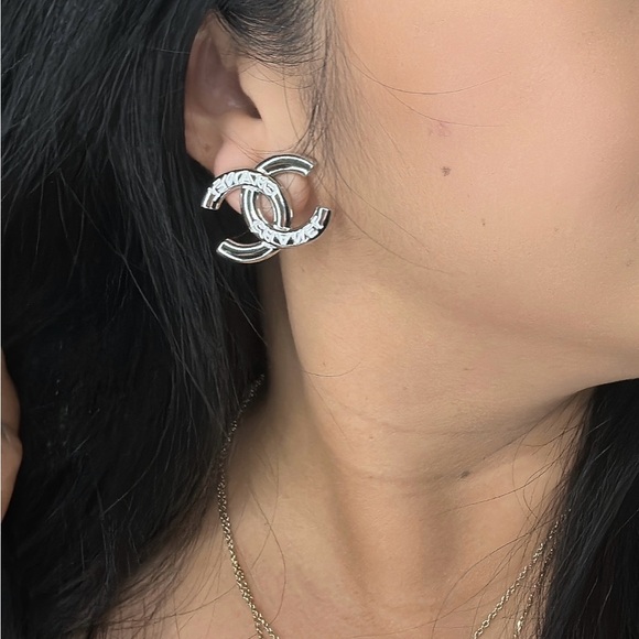 CHANEL 25C Large silver CC stud earrings - Picture 6 of 7